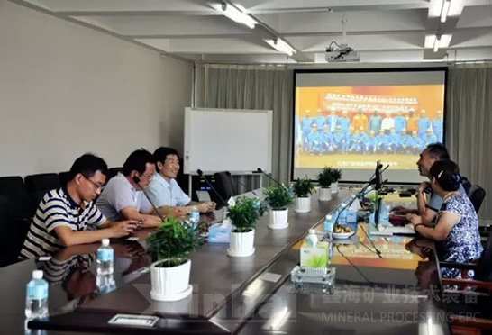 戴志全處長等一行聽取了鑫海礦裝行政總監(jiān)韓卿旺的工作匯報(bào)。