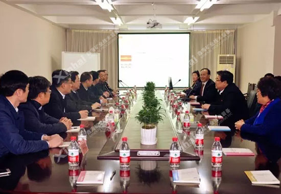 乳山市黨政考察團一行人在認真聽取董事長張云龍的工作匯報。